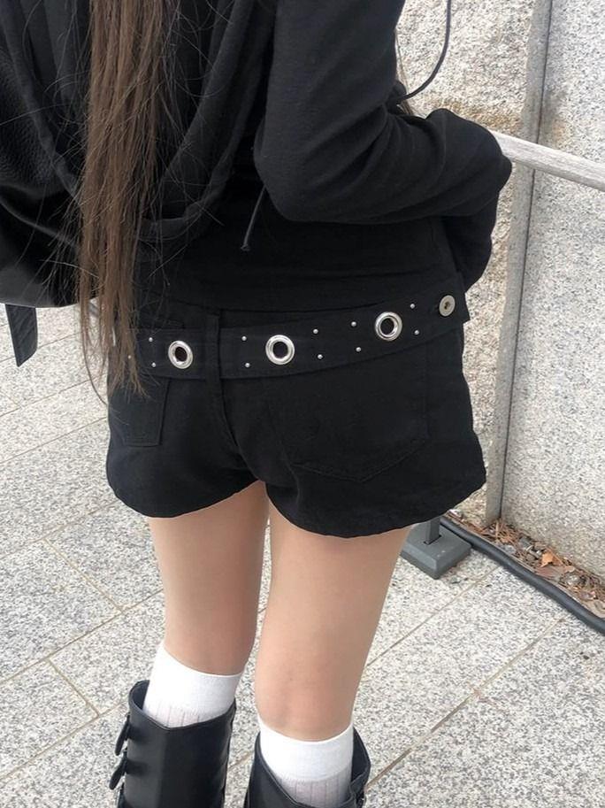 簍空鉚釘扣帶牛仔短褲